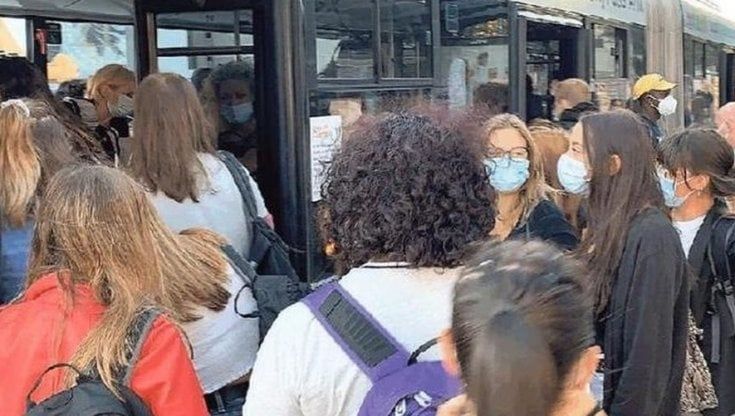 Taglio di 10 milioni a bus e treni in piena emergenza Covid: così la Regione finanzia la sanità, scoppia la polemica