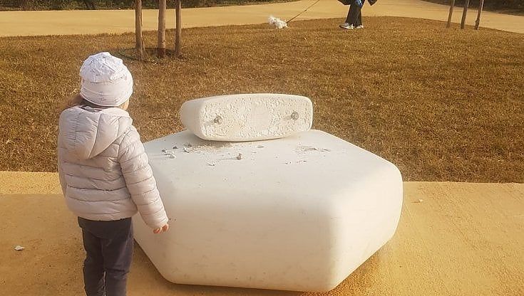 Bari, il parco Rossani già vandalizzato a una settimana dall'apertura: panchina divelta e scritte sull'installazione artistica