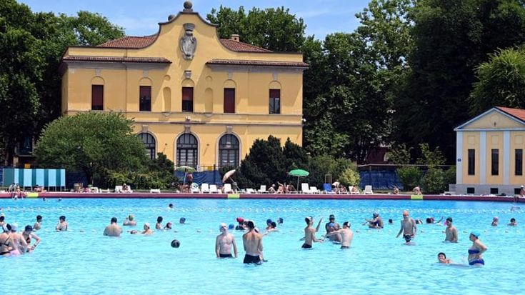 Tre piscine aperte e molte chiuse: tra bagni serali e corsi ecco l’estate in vasca di Milano