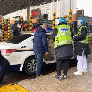 Virus Cina, a Wuhan trema il distretto dell'automobile