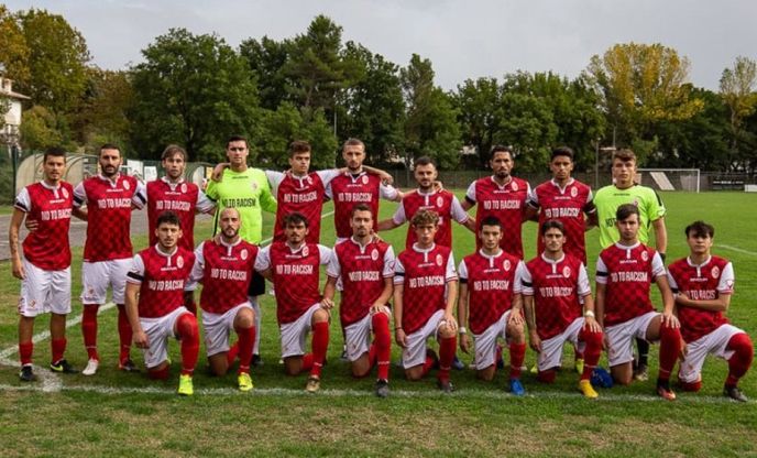 L'iniziativa dello Spoleto: in campo con maglie contro il razzismo