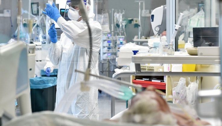 Covid, monitoraggio dell'Iss: l'Rt scende a 0,93. Speranza: "Per la prima volta da settimane i numeri migliorano" 