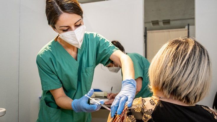 Vaccini, la circolare del ministero: per under 60 ok al richiamo con Astrazeneca per chi rifiuta il mix