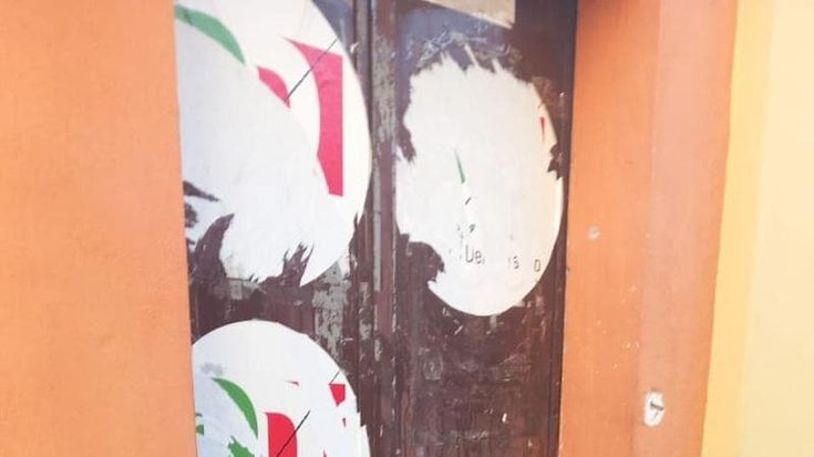 Strappato il simbolo del Pd dalla sede del circolo a Tor Marancia, è il settimo attacco in due anni