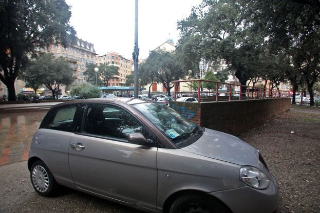 Piazza Martinez, parcheggio "rialzato" per evitare l'allagamento