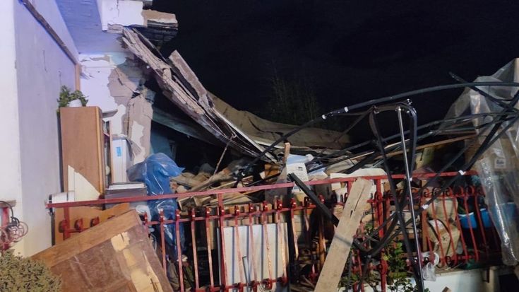 Esplosione in una villa ad Ardea: crolla tetto, grave una donna di 62 anni. Ipotesi fuga gas