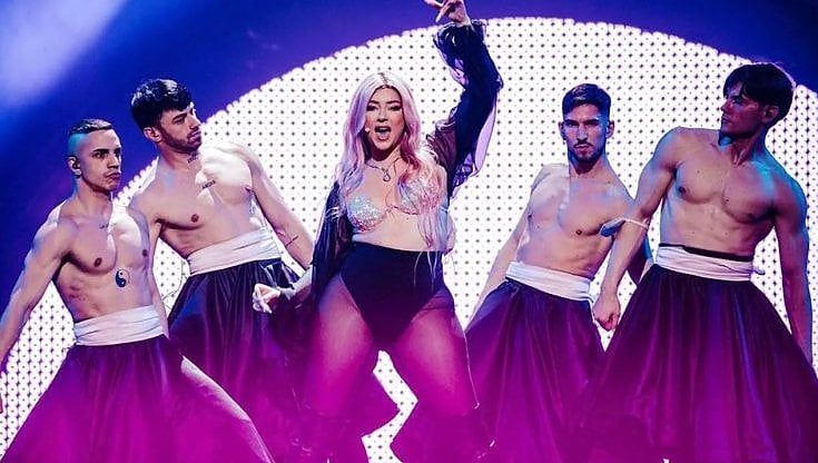 Eurovision, insulti, offese e foto modificate. Haters contro Ronela Hajat. Gli organizzatori: “Denunceremo chi discrimina”