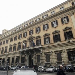 Le Borse Ue chiudono positive nonostante la paura per i nuovi contagi Usa. Il Btp Futura raccoglie 6 miliardi