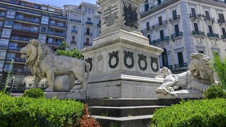 Piazza dei Martiri scatta la bonifica via i rifiuti dalle aiuole