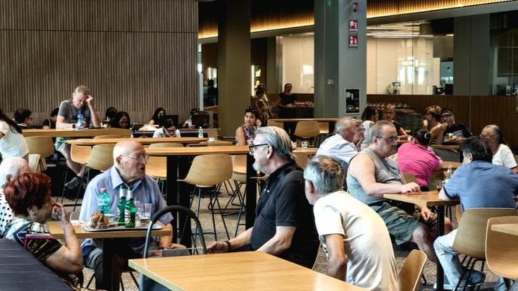 Afa, anziani in fuga al supermercato. I negozi offrono ai clienti gelati e succhi di frutta freschi