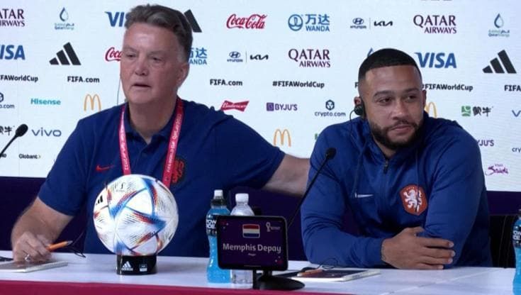 Il ct olandese Van Gaal: "Con me Depay non giocava al Manchester United e ora ci baciamo in bocca"