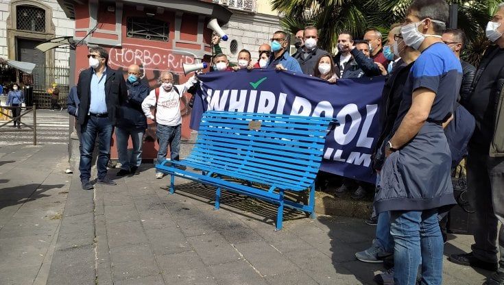 A Napoli una panchina blu per il lavoro