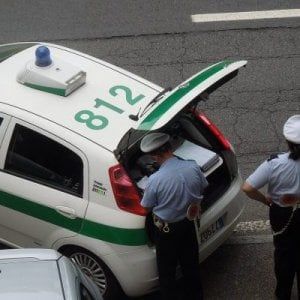 Torino, donna di 80 anni investe in auto un uomo di 84  e scappa. Poi si costituisce