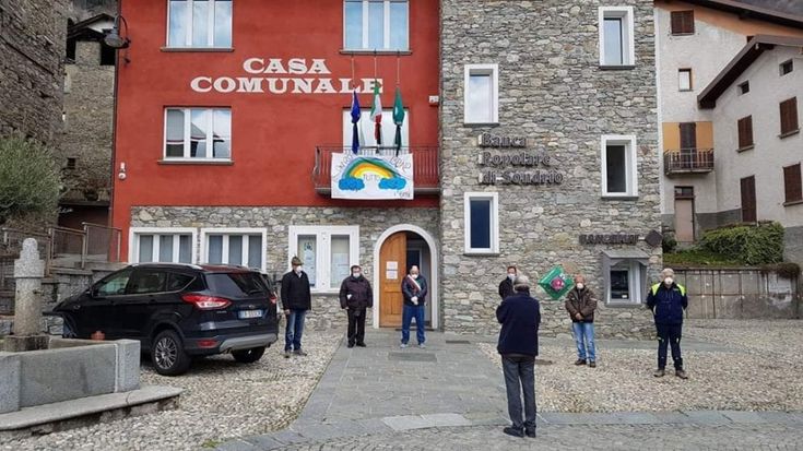 Il silenzio dei sindaci lombardi davanti al Tricolore a mezz'asta, un minuto di raccoglimento per le vittime del coronavirus /3