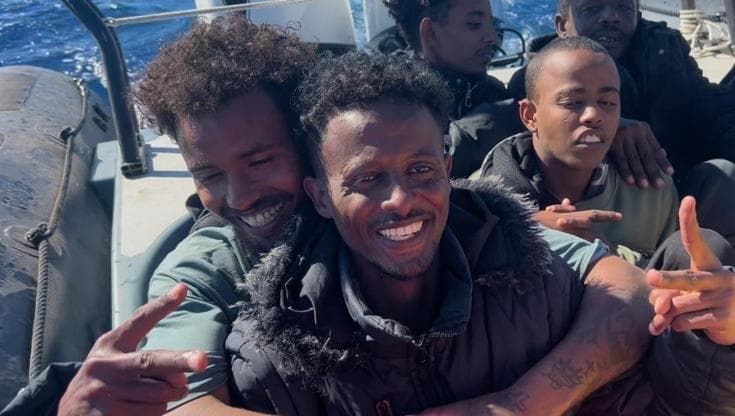 La Pasqua in nave dei migranti salvati da Emergency: “Anche noi nati una seconda volta”
