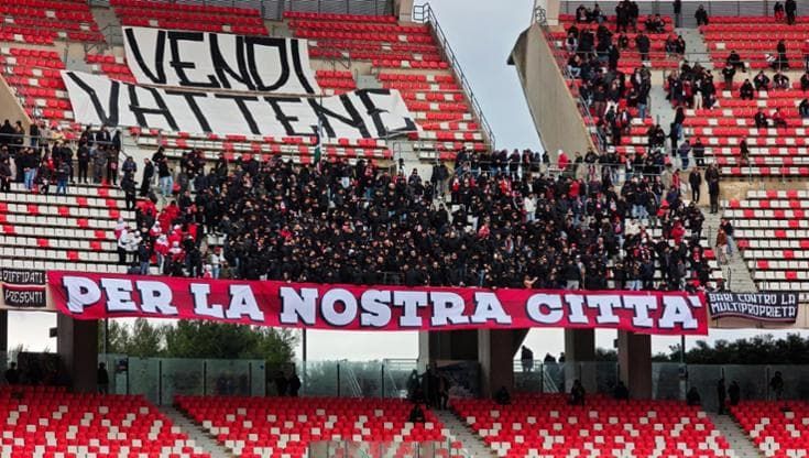 Il Bari sempre più a fondo, sconfitta in casa 1-2 con il Sudtirol e contestazione: “Vergognatevi”