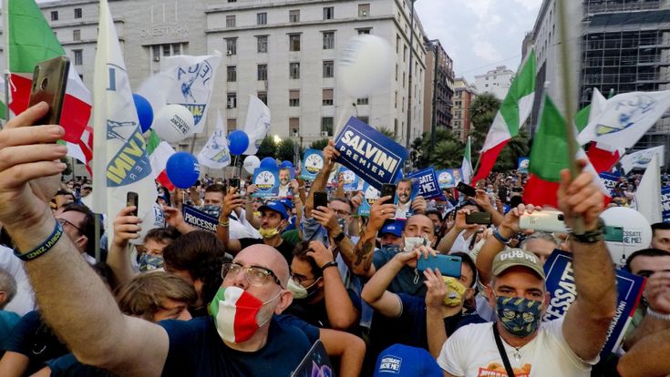 Salvini nervoso e contestato in piazza: “Su due degli arrestati garantisco io”