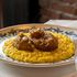 Risotto alla milanese, il piatto icona nato (forse) nel Cinquecento durante la costruzione del Duomo