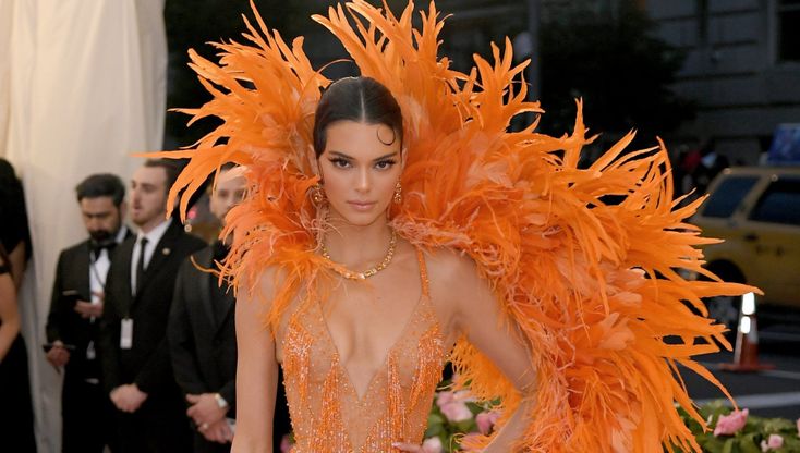 Un tocco di arancione nel guardaroba copiando Kendall Jenner. Per un'estate vibrante