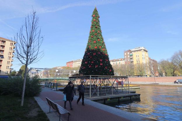 Milano, l'albero del Darsena Christmas Village è pronto: 15 metri di fiocchi rossi