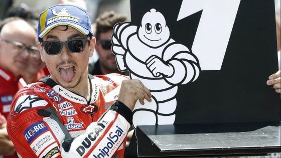 MotoGp, Catalogna; Lorenzo in pole davanti a Marquez e Dovizioso, Rossi è settimo