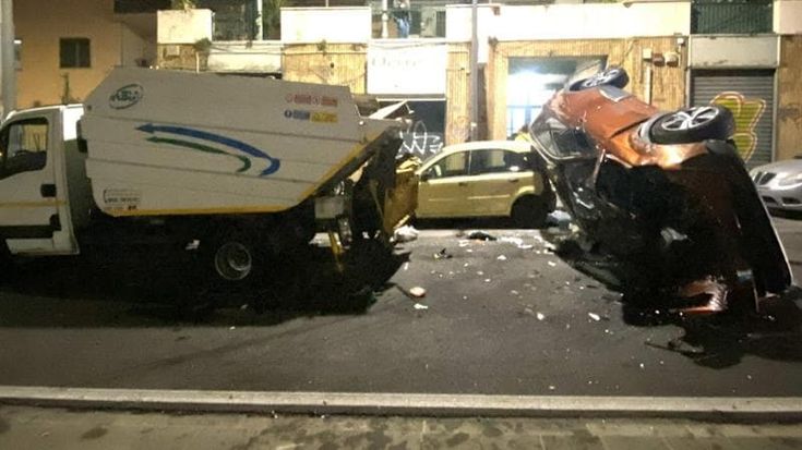 Sorpasso azzardato, Suv si ribalta e travolge netturbino Asia: è grave