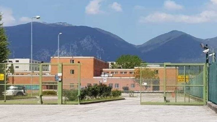 Terni, detenuto muore d'asfissia per il rogo in cella. E un suicidio a Pescara innesca la protesta dei compagni