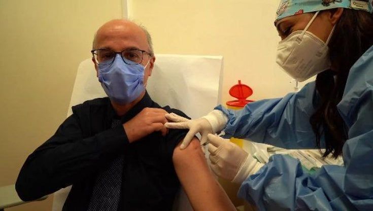 Vaccino anti-Covid, la Puglia deve accelerare. Lopalco: "Siamo in rodaggio, ma già 5mila dosi"