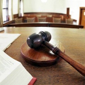 Bari, calci e pugni a un coetaneo per una sigaretta negata: due 15enni condannati a sei mesi