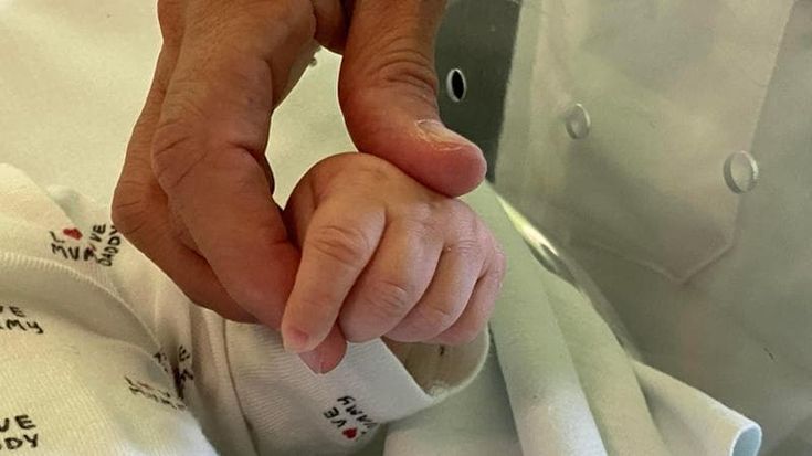 Neonato morto in culla, il 118 ha avvisato i carabinieri