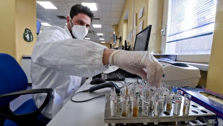 Napoli, individuata nuova variante del Covid mai descritta in Italia. È quella scoperta nel Regno Unito 