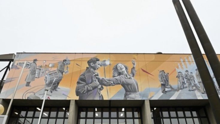 Street art, a Lambrate il maxi murale Miracolo a Milano ispirato al film di Vittorio De Sica 