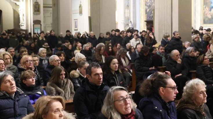 Amici, parenti, prof: centinaia in lacrime alla veglia per ricordare Giovanni Tamburi