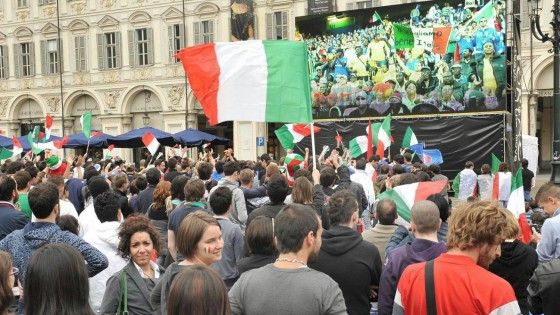 Maxischermi e tifo multietnico, scoppia la febbre mundial