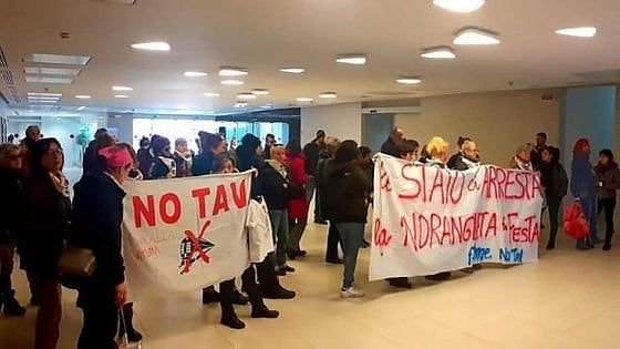 Torino, protesta delle donne No Tav nell'atrio della sede di Stampa e Repubblica