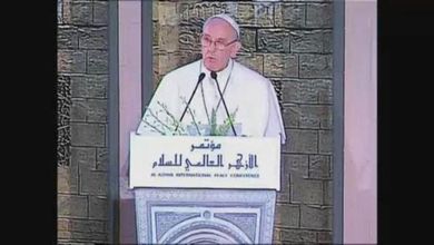 Il Papa in Egitto saluta in arabo: "Islam non è terrorismo, leader isolino i violenti"