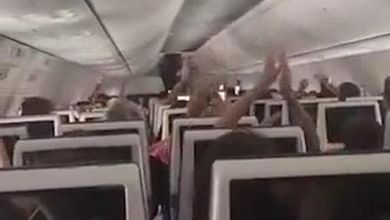 FlyDubai, il volo atterra in Arabia Saudita: gli applausi e le grida di gioia dei passeggeri a bordo