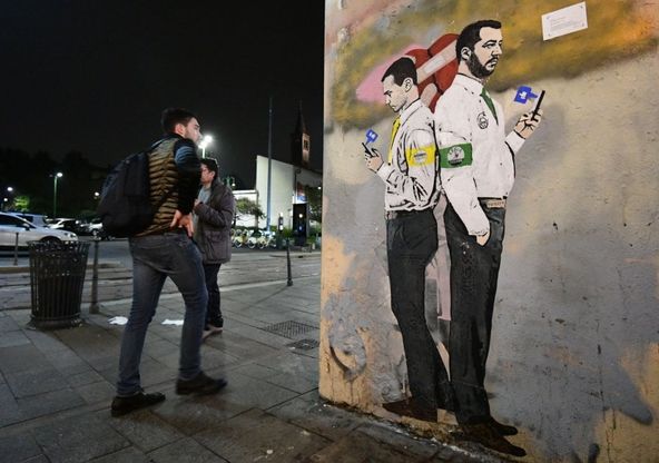 Nuovo murale Di Maio-Salvini firmato TvBoy. Stavolta però l'amore è finito