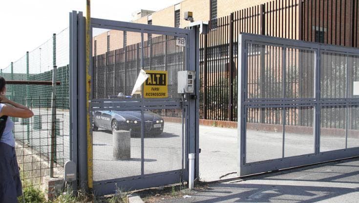 Carcere di Prato, nuovo lancio di droga oltre il muro: sequestrati hashish e un cellulare