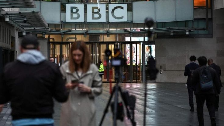 Bbc, non solo Trump: dal dj pedofilo al sessismo in busta paga, gli scandali della regina delle news