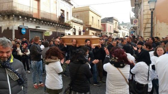 Canicattini, incendiata la casa dell'assassino di Lauretta. Il paese si ferma per il funerale