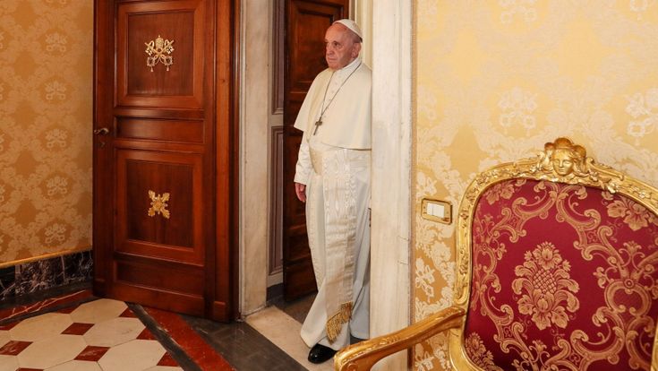 La svolta di papa Francesco contro le cure forzate: sospenderle non è eutanasia