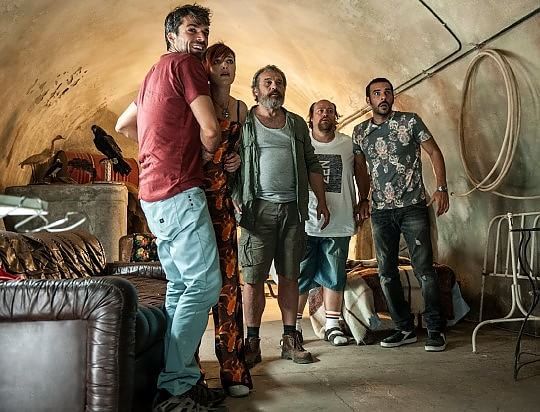 "Noi e la Giulia", la recensione. Quel manipolo di soliti ignoti a bordo di una mitica auto