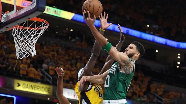 Nba, Boston rimonta Indiana e vede le Finals