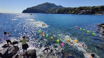 Ischia, festa del nuoto in mare aperto con la traversata di Nettuno
