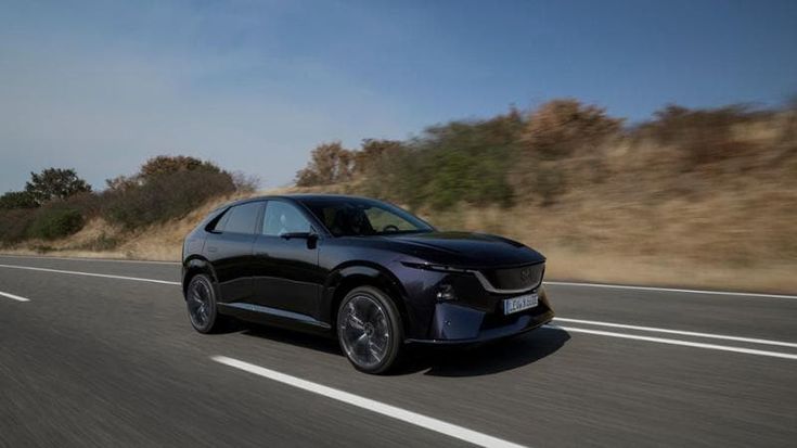 Mazda CX-6e, carattere e comfort premium: il test del Suv elettrico giapponese