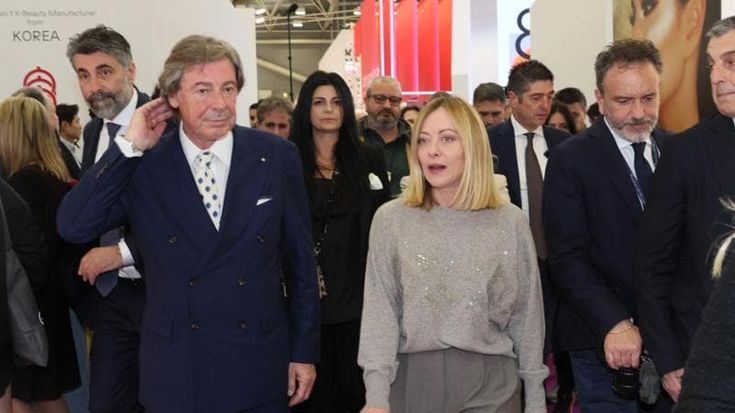 Meloni al Cosmoprof di Bologna: giro tra stand, profumi e l’incognita dei dazi
