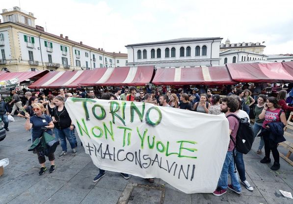 Pomodori e mele contro Salvini