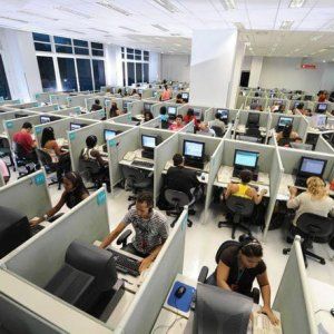 Sara: "Due ore di telefonate, poi la pausa. Qui la malattia più grave è lo stress"