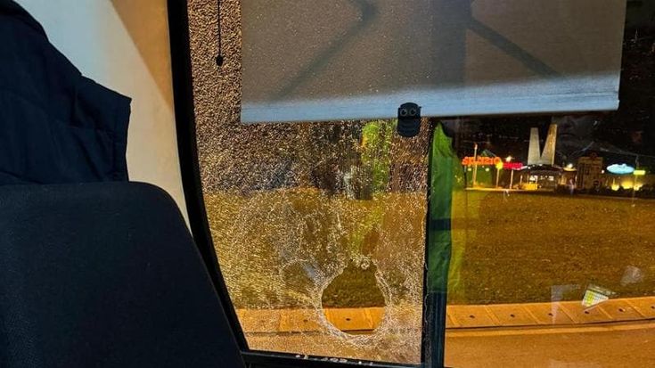Nuovo raid contro gli autobus dell’Amat. Il racconto dell’autista: “Il vetro è esploso”